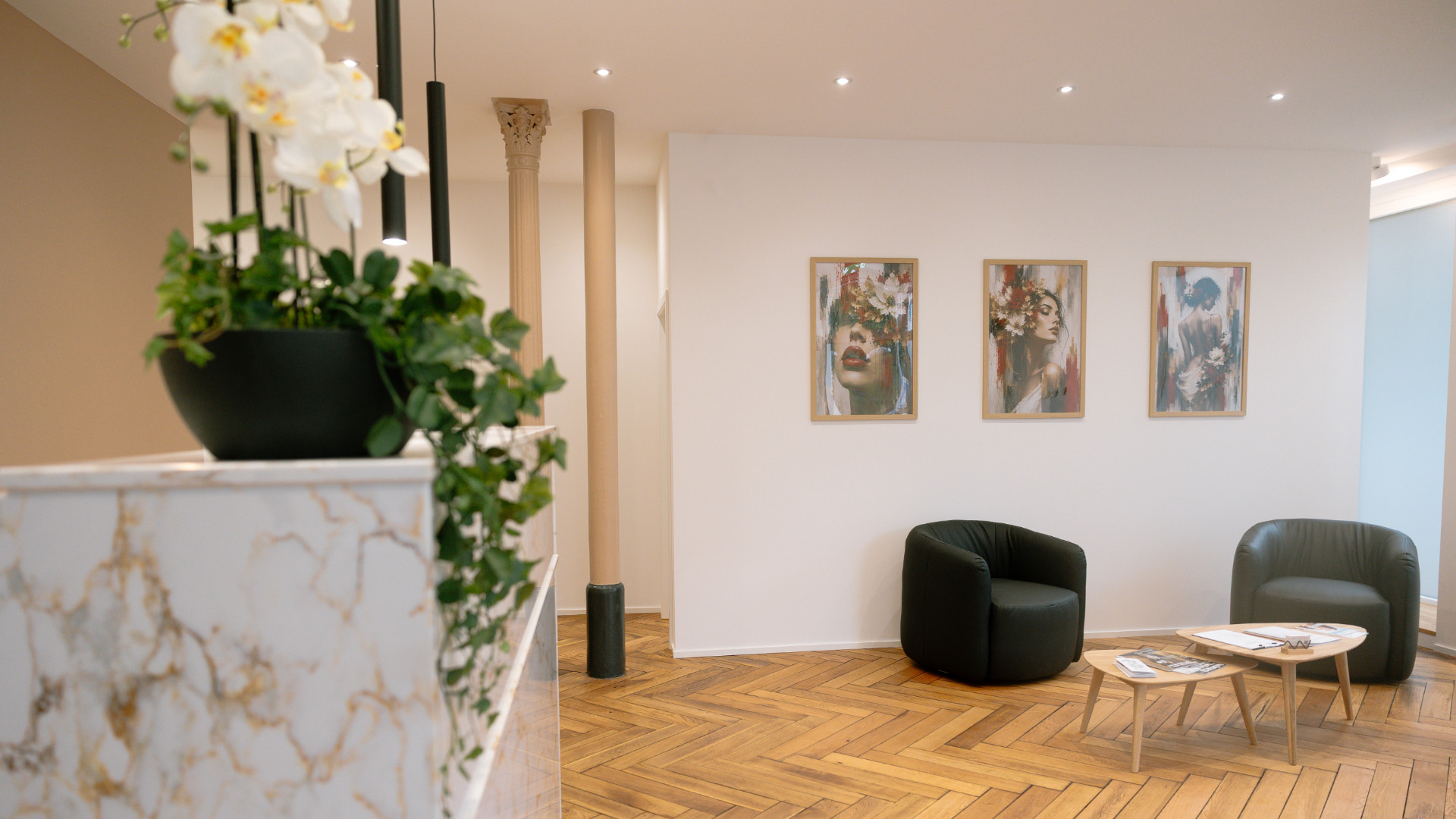 Foyer von myhealth aesthetics mit Empfangstheke und Sitzbereich