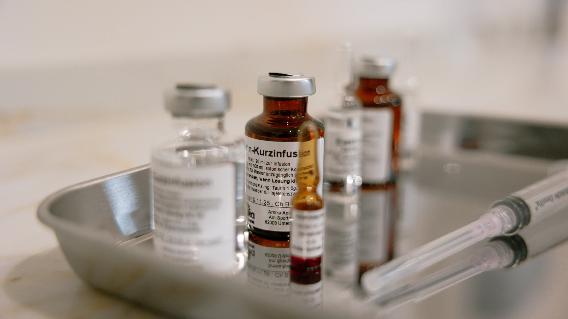 Ampullen und Spritzen zur Vorbereitung einer Infusionsbehandlung