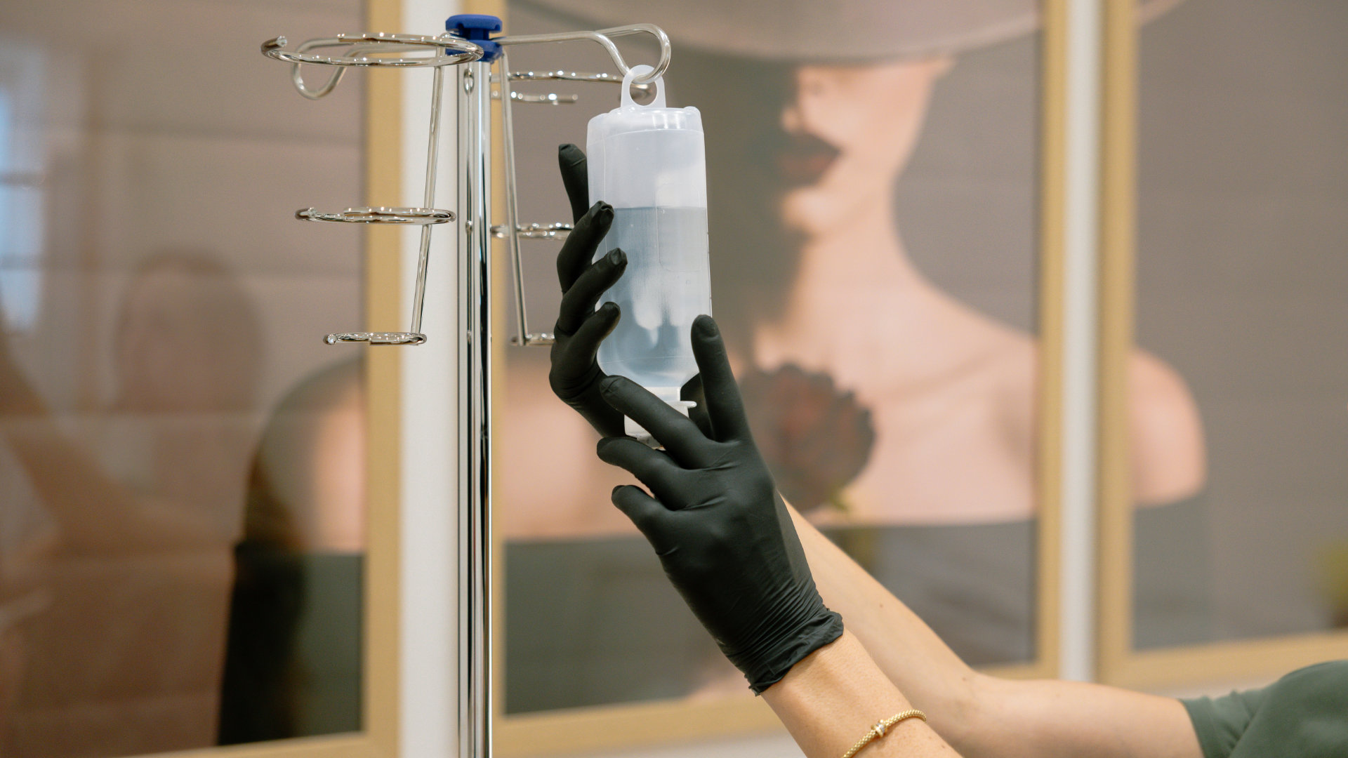 Infusionsbeutel an einem Infusionsständer in der Praxis