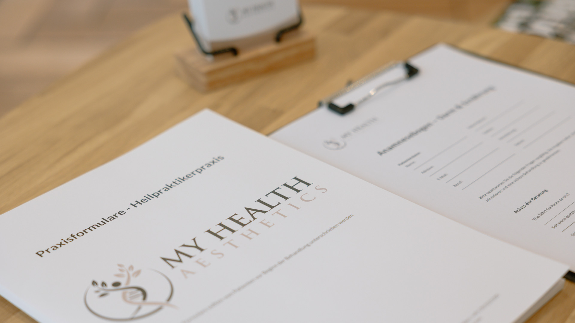 Praxisformulare von myhealth aesthetics auf einem Tisch